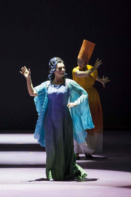 Carmela Remigio (Miranda) e Francesca Sassu (Farzana)