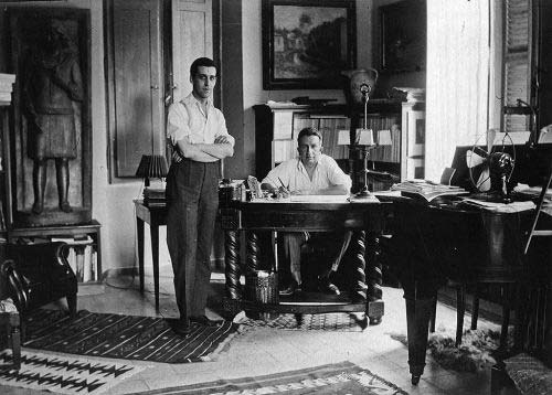 Alfredo Casella in una foto del 6 luglio 1931 nel suo studio a Roma, insieme a Gino Scaglia, mentre lavora alla Donna serpente. Venezia, Fondazione Giorgio Cini (Fondo Alfredo Casella)