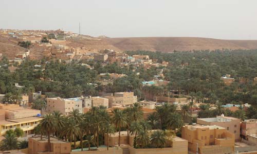 9 palmeti lungo m zab con abitazioni estive di numerose famiglie mozabite-foto donata brugioni