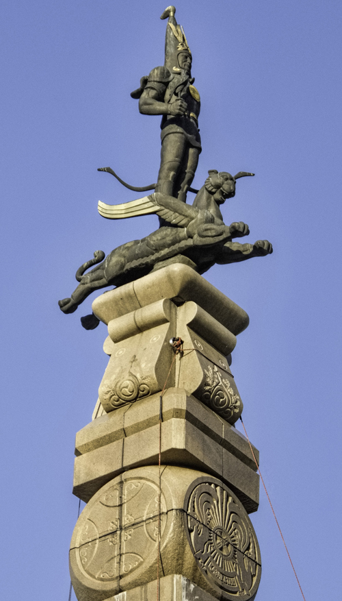 5 kazakhstan statua uomo dorato piazza principale almaty-foto donata brugioni