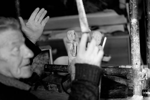 6 salvatore cirasa davanti alla scultura del figliol prodigo foto di davide burcheri 2015