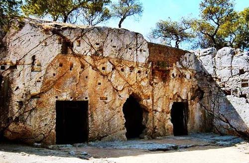 2 la prigione in cui socrate rinchiuso bevve la cicuta sul colle di filopappo