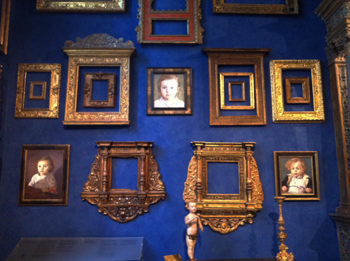 Particolare dell'allestimento nella Sala delle cornici, Firenze, Museo Bardini