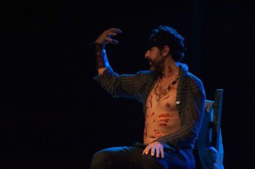 Stefano Luci in uno dei momenti più intensi di 'Addio Nuvole' (Annibale parla con il suo occhio uscito dal corpo)