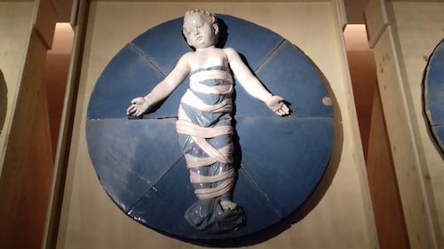 Uno dei Putti in fasce (1487) di Andrea della Robbia (Firenze 1453-1525), dopo il restauro,