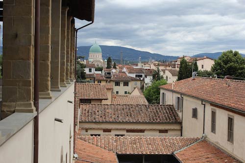 Il verone all'ultimo piano con la vista sulla Sinagoga di Firenze