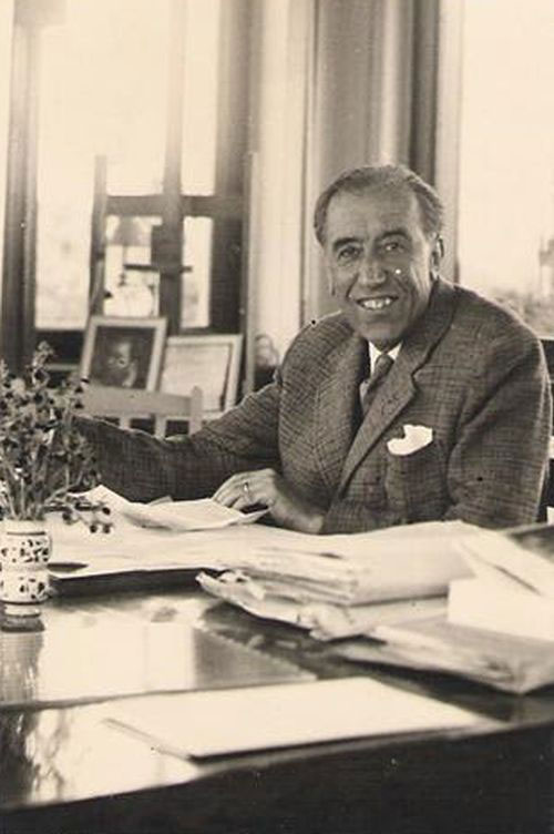 Piero Calamandrei nel suo studio della via di Poveromo