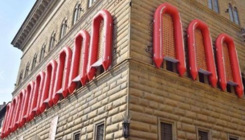 I 'Gommoni di Ai Weiwei' sulle facciate di Palazzo Strozzi 