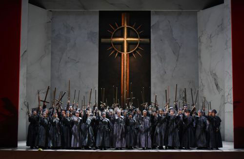 Un momento del Don Carlo 2016 al Teatro Regio di Parma. In scena il Coro del Teatro Regio