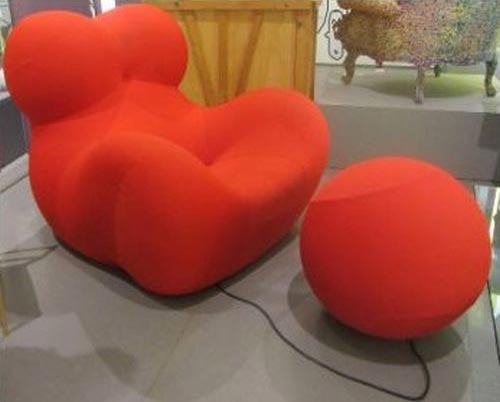 Le-poltrone-up-5-e-up-6-al-triennale-design-museum-di-milano-durante-la-mostra-le-fabbriche-dei-sogni