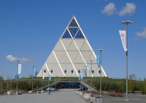 3-astana piramide-esterno foto donata brugioni