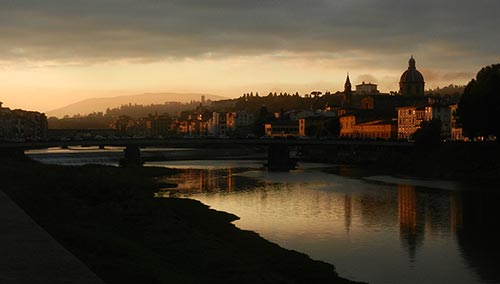 Firenze, panorama all'alba su Lungarno Amerigo Vespucci