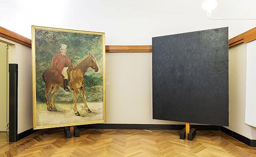 Eduard Manet: “Il sig. Arnaud a cavallo” (1875, Collezione GAM) e Rudolf Stingel: “Black Damask”, 2007, Collezione Berlingeri