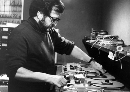 Luciano-berio-nello-studio-di-fonologia-della-rai