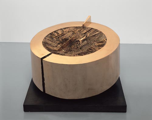 'La ruota', 1961 bronzo, 55 x ø 115 cm (foto Aurelio Barbareschi)