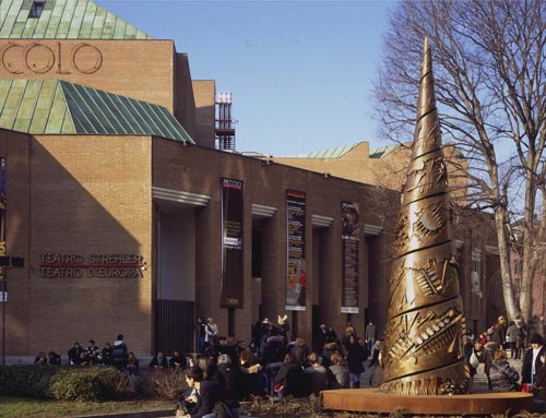 'Torre a spirale, III', 1985-1994 bronzo, 550 x ø 125 cm Milano, spazio antistante il Piccolo Teatro (foto Vaclav Sedy)