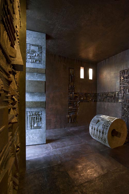 'Ingresso nel labirinto', 1995-2001 bronzo, rame, fiberglass colorato e patinato Environment di 170 mq circa con altezza massima di 3,80 m Milano, Edificio Ex Riva Calzoni di via Solari, La stanza della Rotativa, (foto Dario Tettamanzi)