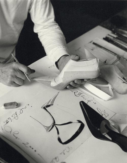1 manolo-blahnik-al-lavoro