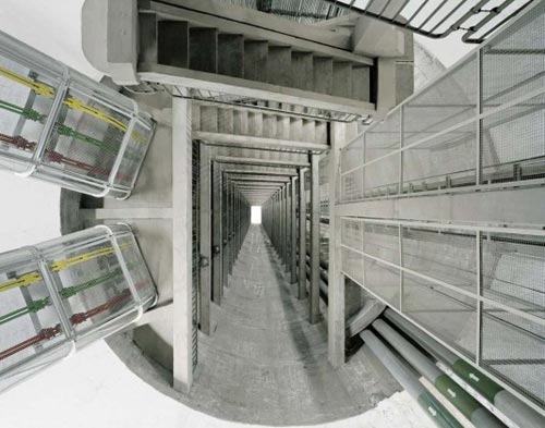 Edgar Martins (Évora, Portogallo, 1977) Centrale elettrica Alto Rabagão: barra collettrice (vista dalla sala macchine), 2011, C-print, 120×150 cm