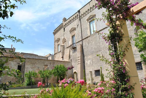 4 veduta di palazzo d avalos dai giardini napoletani
