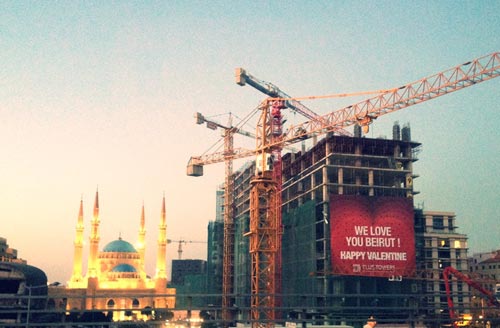 6 beirut vista di un cantiere in piazza dei martiri e sullo sfondo la moschea mohammad al-amin