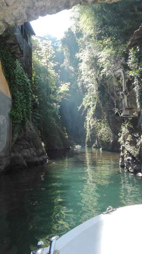 Scorcio durante la navigazione del lago di como