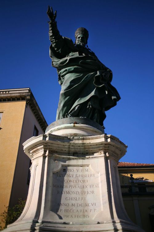 Statua pio v collegio ghislieri pavia