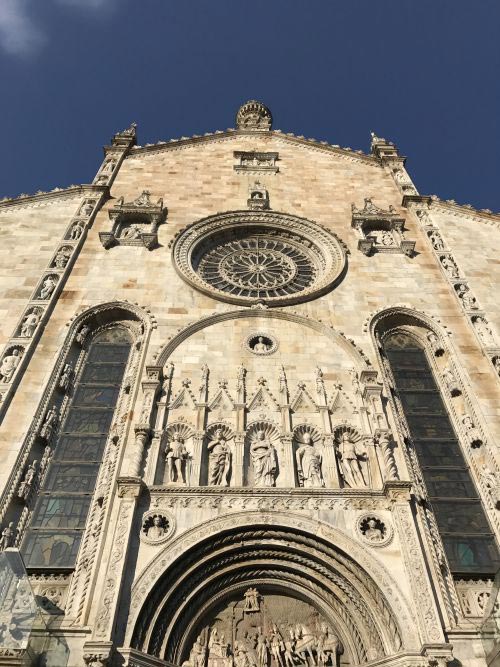 Veduta estrena facciata duomo di como