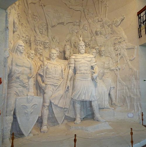 9 ingresso museo kruja rilievo skanderbeg con i suoi uomini foto donata brugioni