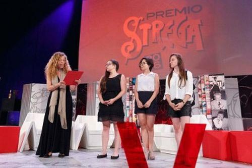 Le tre vincitrici del premio scriviamoci 2017 sul palco del premio strega