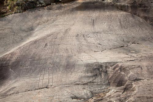 Mappa-di-bedolina-insieme-di-figure-geometriche-di-tipo-topografico-e-figure-di-capanne-ea-del-ferro