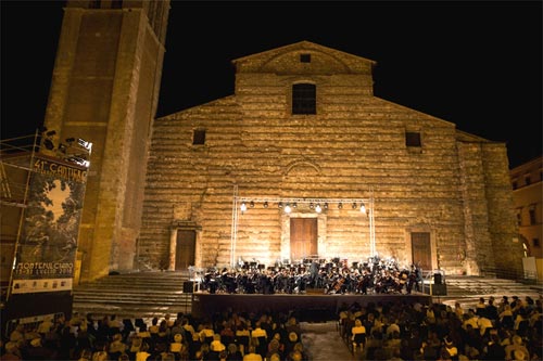Montepulciano immagine di un concerto in Piazza Grande