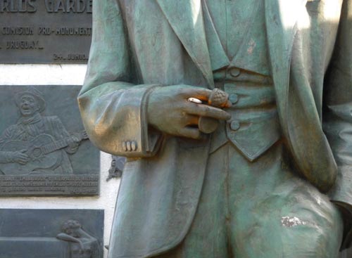 5 statua carlos gardel cimitero della chacarita buenos aires foto donata brugioni
