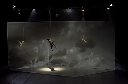 Adrien M & Claire B in un momento di 'Le mouvement de l’air' al Nuovo Teatro Giovanni da Udine