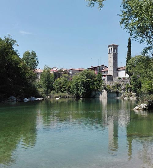 La cittadina di Cividale del Friuli che si specchia nelle acque cristalline del fiume Natisome