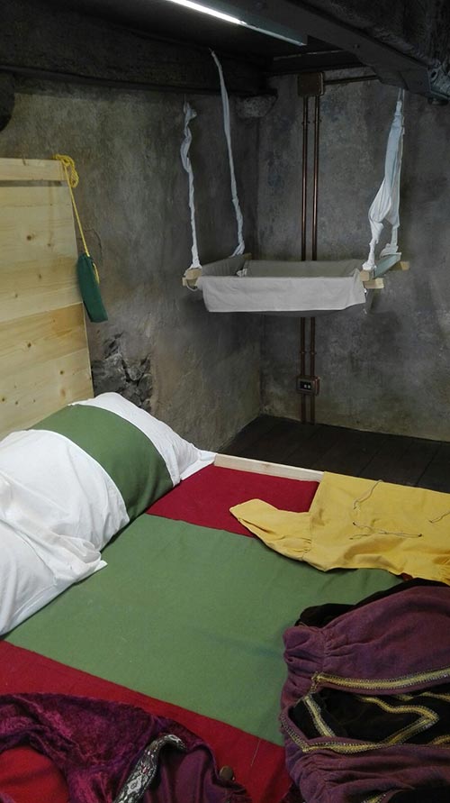 Museo Casa Medievale: la camera da letto con anche la culla per il neonato